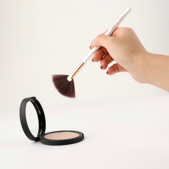 LUXIE 560 MEDIUM FAN BRUSH-FLAWLESS - Picture 5 of 9